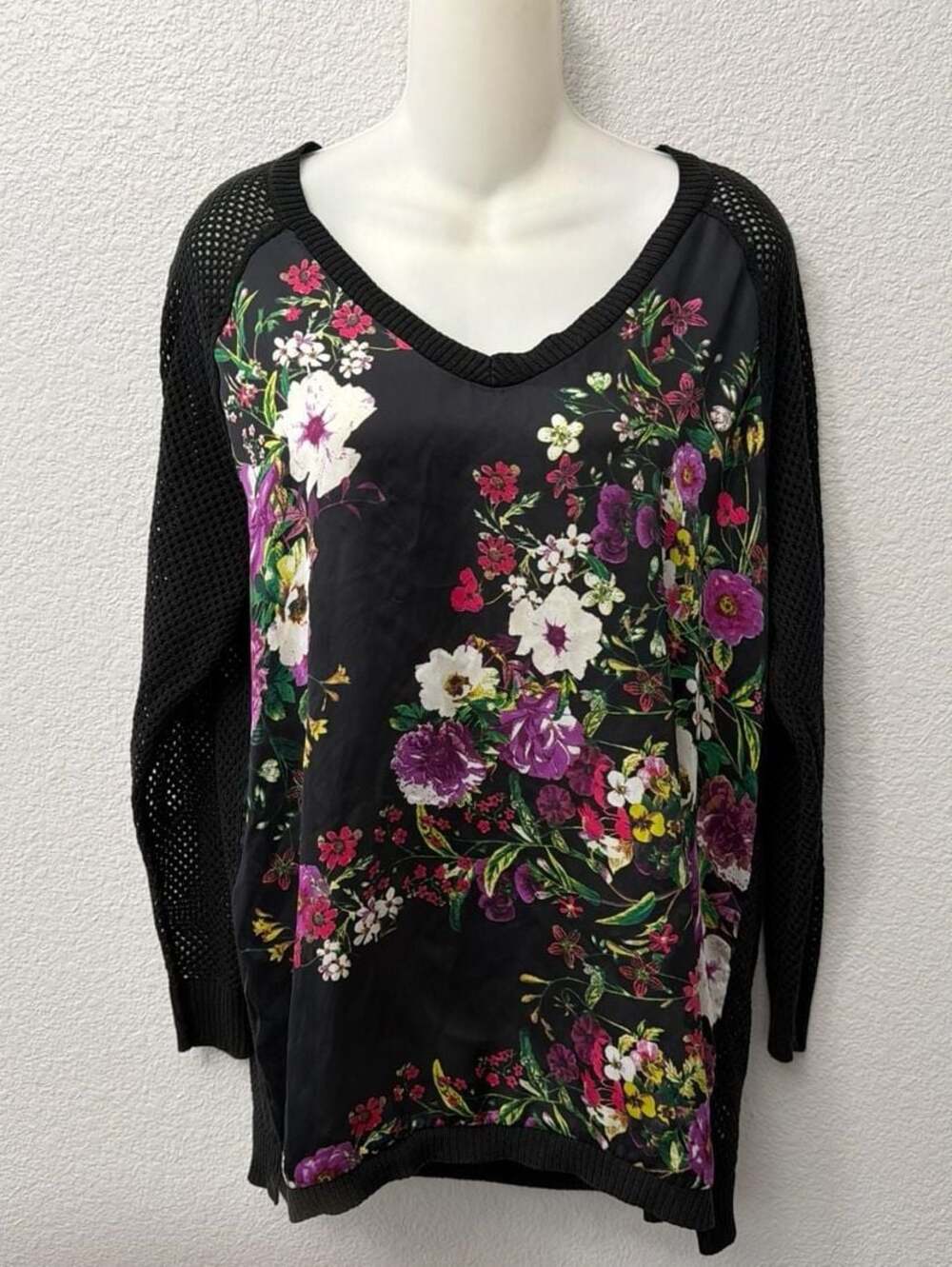 Bisou Bisou Black Floral V-Neck Hi-Low Tunic Top with Open Weave Mesh Sleeves